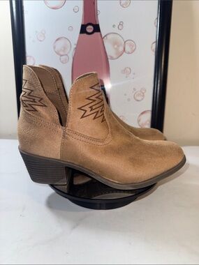 Rock & Candy Lex Tan Suede Ankle Booties with Western Stitching - Women’s 7.5